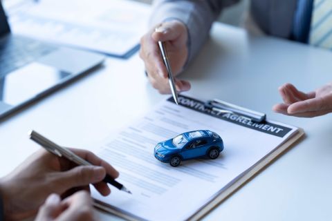 Car salesman gave the keys to the customers who signed the purchase contract legally